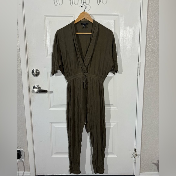 Pants - Forever 21 Chic Green Jumpsuit - Size Large, Effortless Elegance